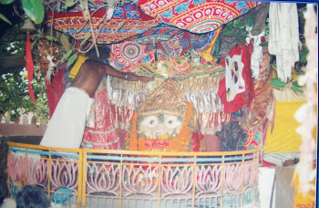 Baba offering oblations to Sri Achyutananda Das at Sweta Bata