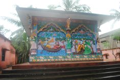 The uneven earthy Path in front of the Pothi Ashram