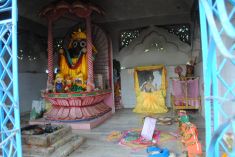 The uneven earthy Path in front of the Pothi Ashram