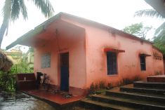 The uneven earthy Path in front of the Pothi Ashram